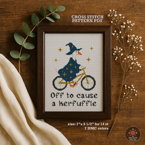 Puede incluir: PDF de patr&oacute;n de punto de cruz enmarcado. El dise&ntilde;o presenta un ganso con sombrero y capa de mago en bicicleta. El texto dice "Off to cause a kerfuffle". La obra de arte enmarcada mide 17.78cm x 21.59cm y utiliza 7 colores DMC.