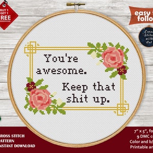 K&ouml;nnte beinhalten: Kreuzstichmuster in einem Holzrahmen mit dem Text "You're awesome. Keep that shit up." umgeben von floralen Akzenten. Das Muster ist 17,78 cm x 12,7 cm gro&szlig; und enth&auml;lt 9 DMC-Farben.