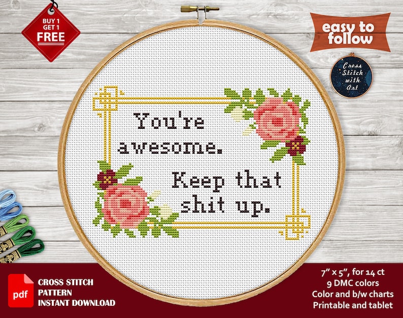 K&ouml;nnte beinhalten: Kreuzstichmuster in einem Holzrahmen mit dem Text "You're awesome. Keep that shit up." umgeben von floralen Akzenten. Das Muster ist 17,78 cm x 12,7 cm gro&szlig; und enth&auml;lt 9 DMC-Farben.