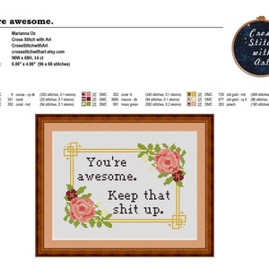 K&ouml;nnte beinhalten: Kreuzstich-Kunstwerk in einem Holzrahmen. Das Design zeigt den Text "You're awesome. Keep that shit up." umgeben von floralen Akzenten in Rosa, Gr&uuml;n und Burgunderrot. Der Designbereich ist 17,42 cm x 12,34 cm gro&szlig;.