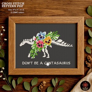 Peut inclure: Patron de point de croix PDF pour un squelette de dinosaure floral avec le texte "DON'T BE A CINTASAURUS". Le motif mesure 23 cm sur 13 cm et utilise 12 couleurs DMC.