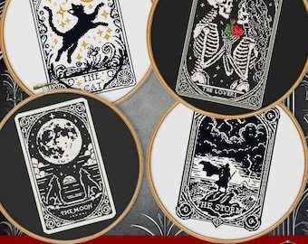 Puede incluir: Cuatro patrones de punto de cruz en blanco y negro de cartas de tarot. Las cartas son "El Gato", "Los Amantes", "La Luna" y "La Tormenta".