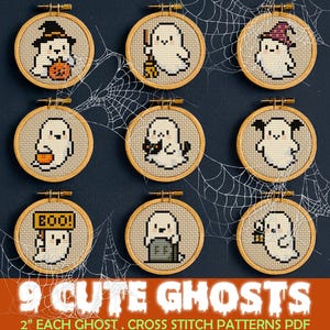 Könnte beinhalten: Neun Kreuzstichmuster von niedlichen Geistern in Stickrahmen. Jeder Geist hat einen Durchmesser von etwa 5 cm. Die Geister sind weiß mit verschiedenen Accessoires, darunter Hüte, Besen und Laternen. Der Text "9 Cute Ghosts" steht unten.