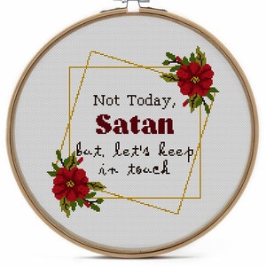 K&ouml;nnte beinhalten: Stickrahmen mit Kreuzstich-Stickerei auf wei&szlig;em Hintergrund und goldenem Rahmen. Der Text lautet "Not Today, Satan but let's keep in touch". Der Text ist in Rot und Schwarz gehalten. Auf beiden Seiten des Textes befinden sich rote Blumen mit gr&uuml;nen Bl&auml;ttern.