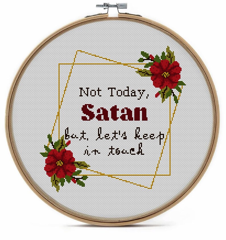 K&ouml;nnte beinhalten: Stickrahmen mit Kreuzstich-Stickerei auf wei&szlig;em Hintergrund und goldenem Rahmen. Der Text lautet "Not Today, Satan but let's keep in touch". Der Text ist in Rot und Schwarz gehalten. Auf beiden Seiten des Textes befinden sich rote Blumen mit gr&uuml;nen Bl&auml;ttern.