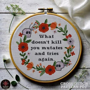 Patrón de punto de cruz "Lo que no te mata" en PDF / Diseño de bordado de calavera floral gótica divertida / Descarga digital de humor negro. Cita sarcástica