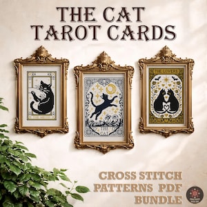 Może przedstawiać: Trzy oprawione wzory kart tarota haftowanych krzyżykami z czarnymi kotami. Ramy są złote i ozdobne z napisem "THE CAT TAROT CARDS" powyżej. Na dole obrazu widnieje napis "CROSS STITCH PATTERNS PDF BUNDLE".
