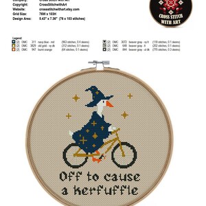 Puede incluir: Bordado de punto de cruz en un aro de madera. El dise&ntilde;o presenta un ganso montando en bicicleta, con un sombrero y capa de mago. El texto dice "Off to cause a kerfuffle". El &aacute;rea de dise&ntilde;o es de 13,79 cm x 18,69 cm.