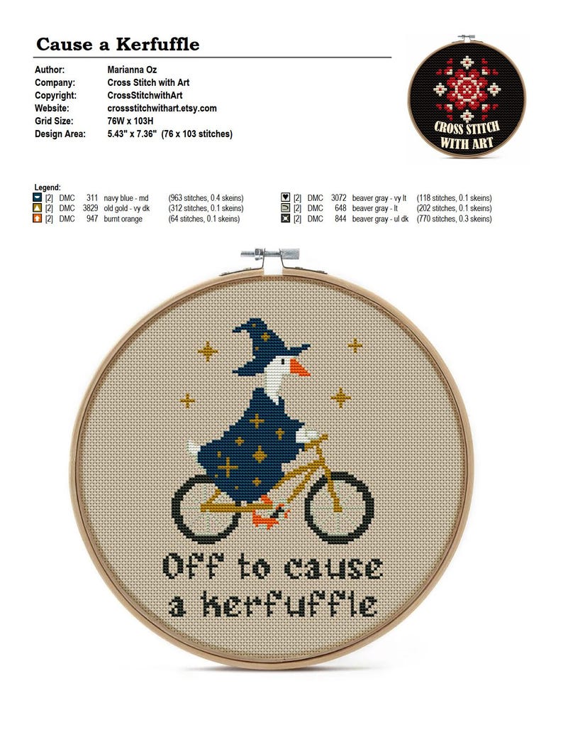 Puede incluir: Bordado de punto de cruz en un aro de madera. El dise&ntilde;o presenta un ganso montando en bicicleta, con un sombrero y capa de mago. El texto dice "Off to cause a kerfuffle". El &aacute;rea de dise&ntilde;o es de 13,79 cm x 18,69 cm.
