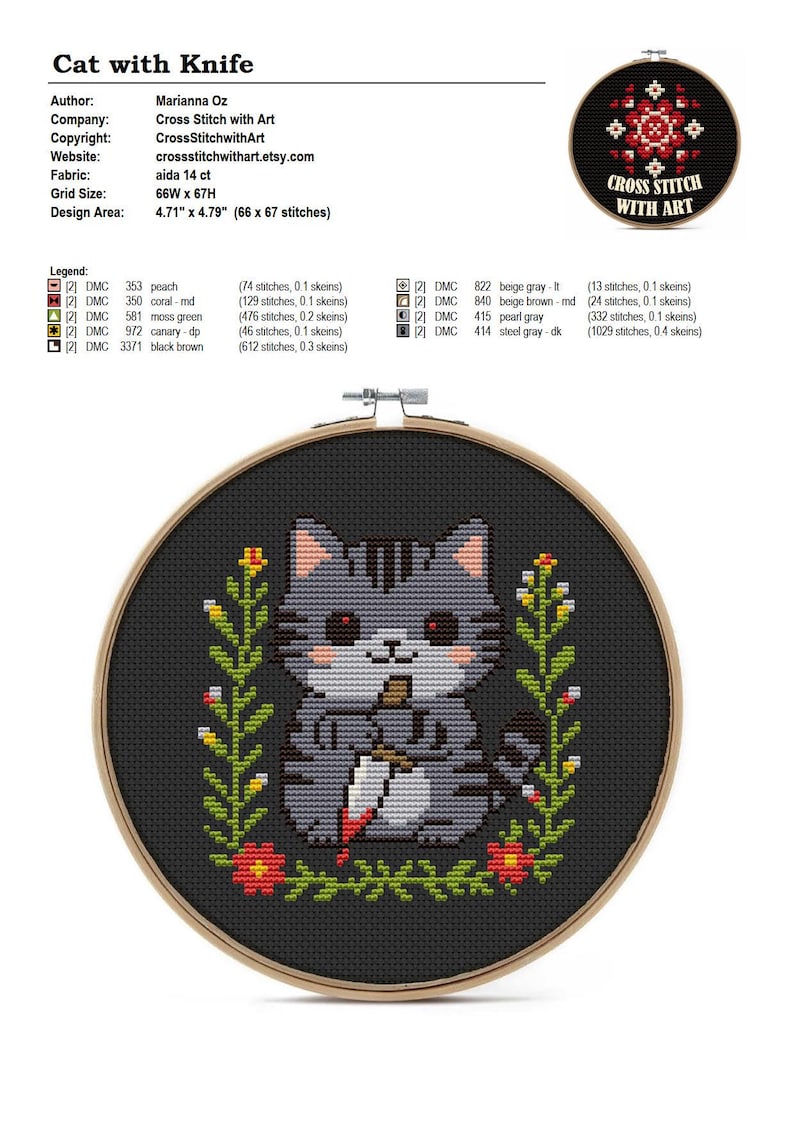 Op de afbeelding: Kruissteekborduurwerk van een grijze kat met een mes, omringd door een bloemenkrans, tegen een zwarte achtergrond. Het ontwerp is omlijst in een houten hoepel. De tekst "Cat with Knife" staat bovenaan.