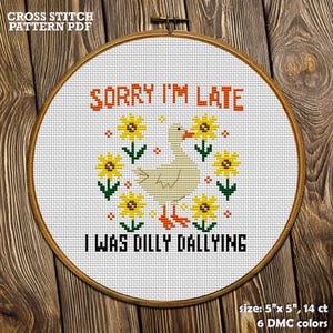Trendy gans grappig kruissteekpatroon pdf – I'm Late I Was Dilly Dallying, eenvoudige borduurkaart dieren, Sarcastisch citaat eend met bloemen