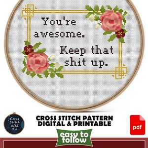 K&ouml;nnte beinhalten: Kreuzstichmuster in einem Holzrahmen mit dem Text "You're awesome. Keep that shit up." Rosa und gr&uuml;ne florale Elemente umgeben den Text. Die Designgr&ouml;&szlig;e betr&auml;gt 12,7 cm x 17,8 cm.