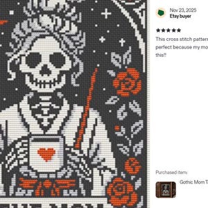 K&ouml;nnte beinhalten: Kreuzstichmuster mit einem Skelett, das eine Tasse mit einem Herzen h&auml;lt, umgeben von Rosen und einem Mond. Das Design ist in Schwarz, Wei&szlig; und Orange gehalten, mit dem Text "THE MOM". Ein gotisches Tarot-Thema.