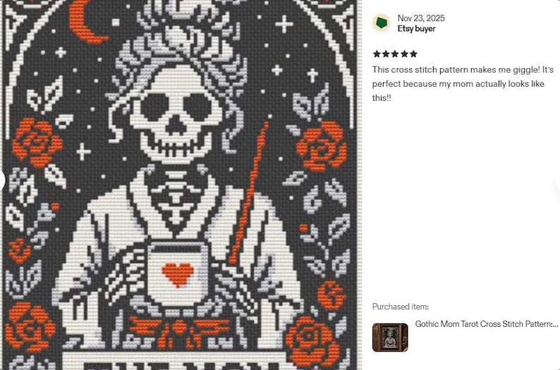 K&ouml;nnte beinhalten: Kreuzstichmuster mit einem Skelett, das eine Tasse mit einem Herzen h&auml;lt, umgeben von Rosen und einem Mond. Das Design ist in Schwarz, Wei&szlig; und Orange gehalten, mit dem Text "THE MOM". Ein gotisches Tarot-Thema.