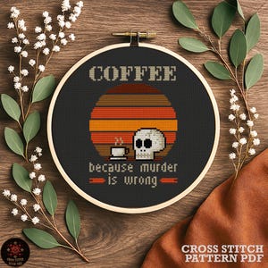 Puede incluir: Taza de cerámica blanca con asa negra y la frase "But First, Coffee" en negro. La taza se muestra sobre un fondo borroso, sugiriendo un ambiente acogedor.