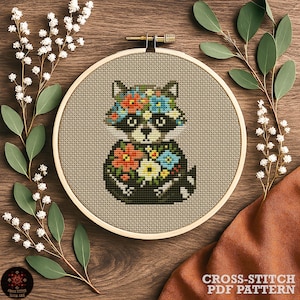 Grappige bloemen wasbeer kruissteekpatroon pdf – schattig bosdier borduurontwerp met kleurrijke bloemen. Afdrukbare kaart kleine hoepelkunst