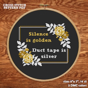 Geestig kruissteekpatroon donkere humor – Silence is Golden ducttape is zilver. Grappig citaat voor subversief decor. Eenvoudige pdf-kaart downloaden