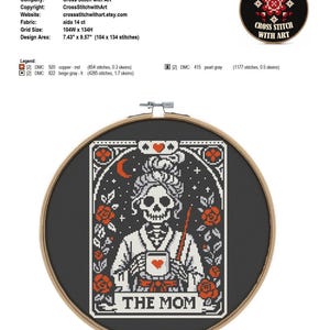 K&ouml;nnte beinhalten: Ein Kreuzstich-Design in einem Holzrahmen, das eine Skelettfigur mit einer Tasse mit Herz zeigt, umgeben von Rosen und dem Text "THE MOM". Der Designbereich ist 18,87 cm x 24,31 cm. Ein kleineres, kreisf&ouml;rmiges Design mit dem Text "CROSS STITCH WITH ART" ist ebenfalls abgebildet.