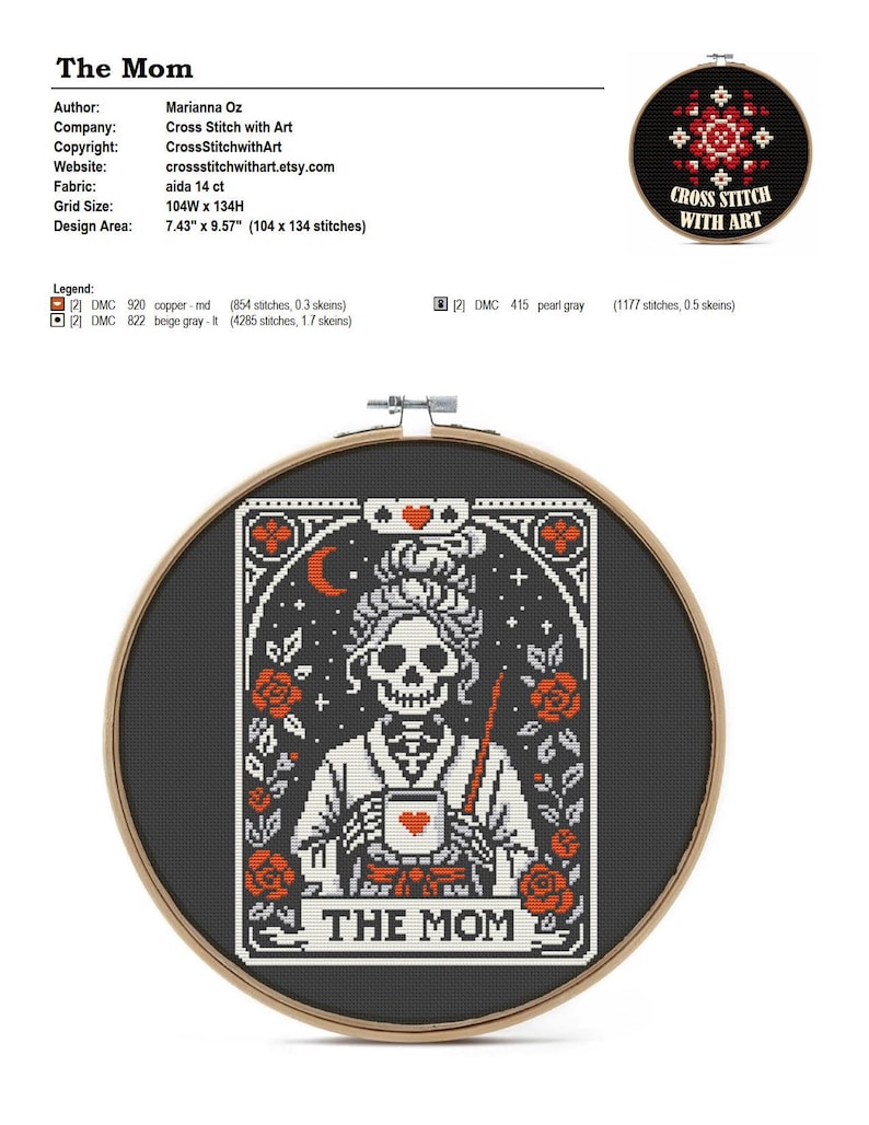 K&ouml;nnte beinhalten: Ein Kreuzstich-Design in einem Holzrahmen, das eine Skelettfigur mit einer Tasse mit Herz zeigt, umgeben von Rosen und dem Text "THE MOM". Der Designbereich ist 18,87 cm x 24,31 cm. Ein kleineres, kreisf&ouml;rmiges Design mit dem Text "CROSS STITCH WITH ART" ist ebenfalls abgebildet.