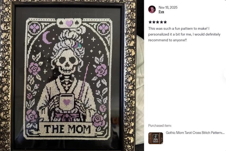 K&ouml;nnte beinhalten: Gerahmtes Kreuzstich-Kunstwerk mit einer Skelettfrau, die eine Tasse h&auml;lt, mit dem Text "THE MOM" darunter. Das Design umfasst lila Rosen und einen Mond auf schwarzem Hintergrund, in einem dekorativen Goldrahmen.