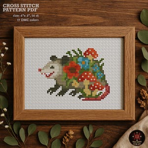 Lustiges Opossum Kreuzstichmuster PDF. Süßes Waldtier mit Pilzen, Blumen. Wunderliche Stickdatei für Cottagecore Dekor