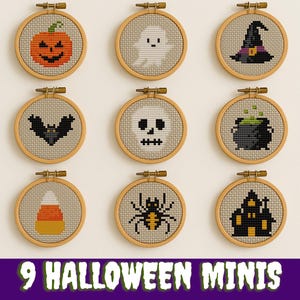 Può includere: Nove piccoli cerchi da ricamo con vari disegni a tema Halloween, tra cui una zucca, un fantasma, un cappello da strega, uno scheletro, un calderone, un bastoncino di zucchero, un ragno e una casa infestata. I cerchi sono tutti in legno e hanno una finitura naturale.