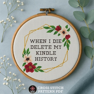 Peut inclure: Une broderie au point de croix dans un cercle en bois. Le motif présente le texte "WHEN I DIE DELETE MY KINDLE HISTORY" en fil noir, entouré d'une forme géométrique dorée et d'éléments floraux rouges et crème. Le texte "CROSS STITCH PATTERN PDF" est en bas.