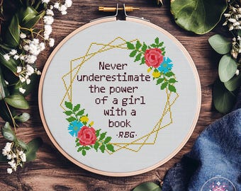 Può includere: Un telaio da ricamo a punto croce con la citazione: "Non sottovalutare mai il potere di una ragazza con un libro. -RBG." Il design presenta una forma geometrica dorata e accenti floreali in rosa, blu e verde. Le parole "Cross Stitch Pattern PDF" sono in basso.