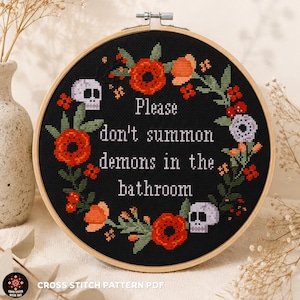 No invoques demonios - Patrón de punto de cruz divertido para el baño en PDF. Bordado gótico sarcástico, humor negro.