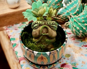 Baby groenbruine Mandrake met groene bloemen, met de hand gesneden en beschilderd, in zijn metalen pot met groene mosvlokken