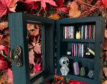 Miniatuur rariteitenkabinet, met miniboekjes, natuurstenen en perkament met Miyazaki-citaten