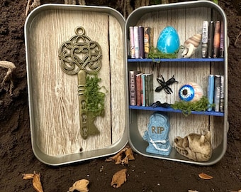 Miniatuur rariteitenkabinet met drakenei, mieren, blauw oog, graf en drakenschedel