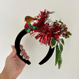 Handgefertigtes Weihnachts Stirnband mit Robin Disco Ball Tinsel und viel Grün