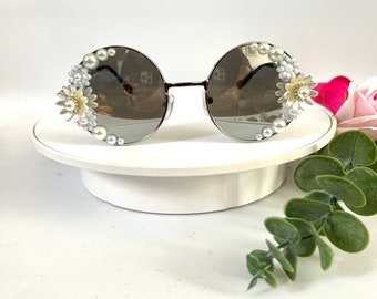 Silver Round Sunglasses with Flower Decoration