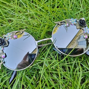 Women&#39;s Silver a mirrored Embellished Round Decorative Sunglasses Rave Festival