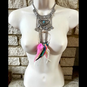 Collana Big Boho Long Silver Layered Statement con piume colorate