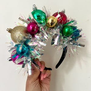 Serre-tête orné de boules de Noël colorées XL