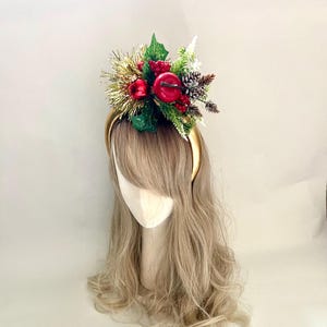 Dikke gouden kersthoofdband met bessen en groen