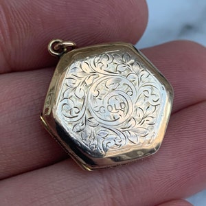 Vintage GOLD 9ct Gold Front and Back Octagon Shape Leaves Design Victorian Antique Unique Locket