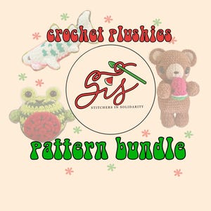 Può includere: Un pacchetto di schemi all'uncinetto con una rana verde, un orso marrone e uno squalo bianco, ognuno con un cocomero in mano. Il pacchetto di schemi è intitolato "crochet plushies pattern bundle" e include il logo "Sis, Stitchers in Solidarity".