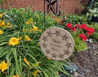 Magie wächst hier Holzscheibe Pyrographie Sprungbrett oder Gartentafel - heidnischer Gartendekor