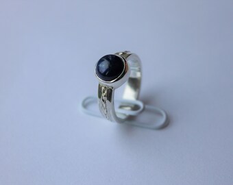 Ring med flätad cabachonsten och lapis lazuli
