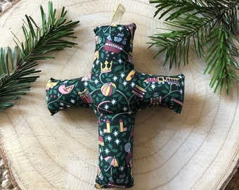Croix rembourrée en tissu Liberty Magical Forest vert