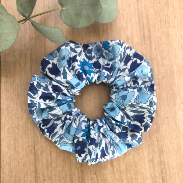 Chouchou scrunchie fait main en tissu Liberty Poppy and Daisy bleues