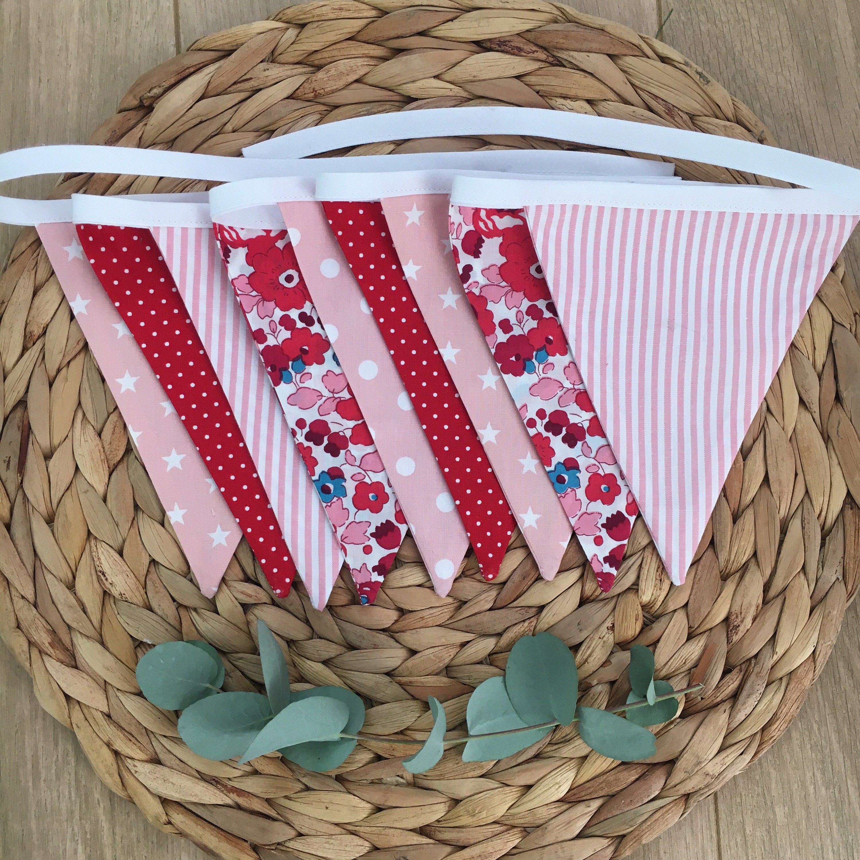 Guirlande de Fanions en Tissus Tons Rouge et Rose