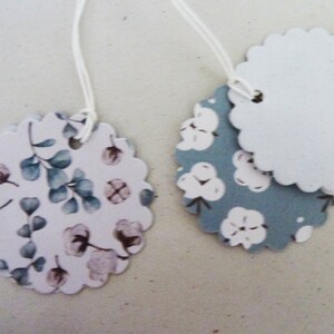 lot de 16 étiquettes rondes motif fleurs 4 cm, bords dentelés, ficelles en coton et motifs à fleurs