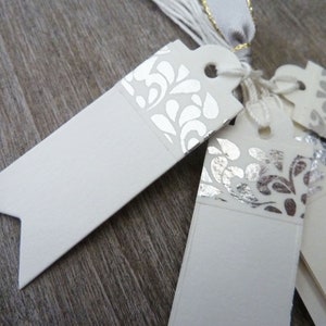 lot 40 ivory and silver labels, ecru fastener