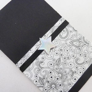 lot de 10 petits sachets  noirs de  10 cm décorés avec un papier à motif noir et blanc et une étoile en relief effet holographique