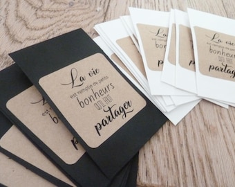 lot de 10 petits sachets de  10 cm coloris noir ou blanc avec étiquette kraft et citation sur la vie et le bonheur