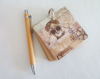 Notizblock mit Ring und Bambusstift, Papier mit Steampunk-Muster und braunem Kraftpapier